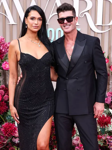 April Love Geary ve kocası Robin Thicke, 9 Haziran 2025 'te Los Angeles, Kaliforniya' da Peacock Tiyatrosu 'nda düzenlenen BET Ödülleri' ne (25..