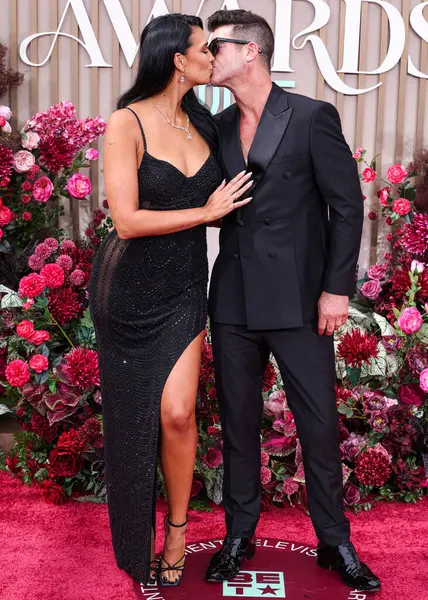 April Love Geary ve kocası Robin Thicke, 9 Haziran 2025 'te Los Angeles, Kaliforniya' da Peacock Tiyatrosu 'nda düzenlenen BET Ödülleri' ne (25..