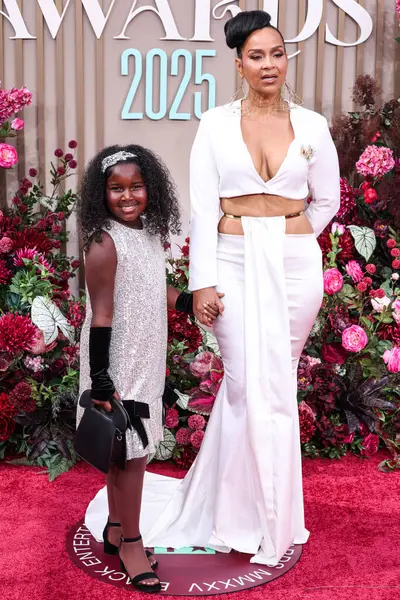 Bella Rae ve annesi LisaRaye McCoy, 9 Haziran 2025 tarihinde Los Angeles, Kaliforniya 'da Peacock Tiyatrosu' nda düzenlenen BET Ödülleri 'ne (25..