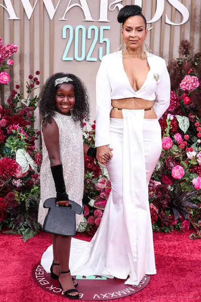 Bella Rae ve annesi LisaRaye McCoy, 9 Haziran 2025 tarihinde Los Angeles, Kaliforniya 'da Peacock Tiyatrosu' nda düzenlenen BET Ödülleri 'ne (25..