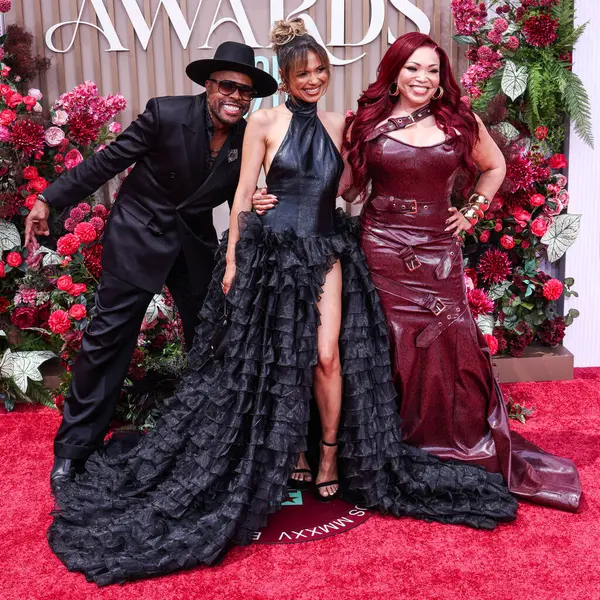 D-Nice, Jennifer Freeman ve Tisha Campbell, 9 Haziran 2025 tarihinde Los Angeles, Kaliforniya, ABD 'de Peacock Tiyatrosu' nda düzenlenen BET Ödülleri 'ne (25..