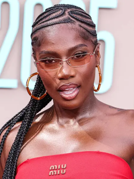 Miu Miu 'yu giyen Doechii, 9 Haziran 2025 tarihinde Los Angeles, Kaliforniya' da Peacock Tiyatrosu 'nda düzenlenen BET Ödülleri' ne (25.. 