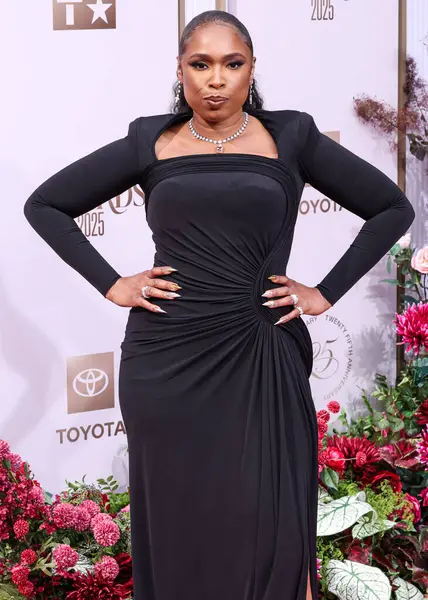 Jennifer Hudson, Gaurav Gupta elbisesi ve 270 bin doların üzerinde Jared Atelier doğal elması giyerek, Los Angeles 'taki Peacock Tiyatrosu' nda 9 Haziran 2025 'de düzenlenen BET Ödülleri' ne (25.