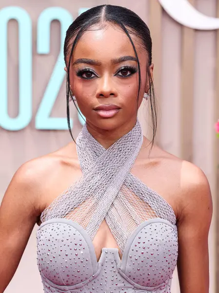 Sterling Forever küpeleri takan Skai Jackson, 9 Haziran 2025 tarihinde Los Angeles, Kaliforniya, ABD 'de Peacock Tiyatrosu' nda düzenlenen BET Ödülleri 'ne (25.. 