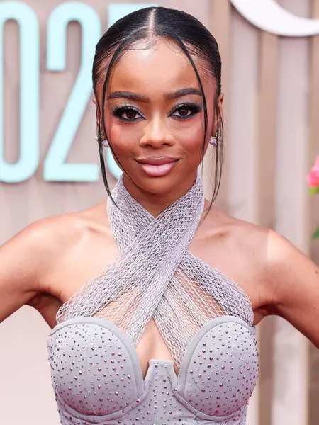 Sterling Forever küpeleri takan Skai Jackson, 9 Haziran 2025 tarihinde Los Angeles, Kaliforniya, ABD 'de Peacock Tiyatrosu' nda düzenlenen BET Ödülleri 'ne (25.. 