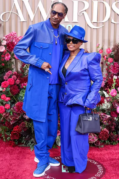 Snoop Dogg ve eşi Shante Broadus, 9 Haziran 2025 tarihinde Los Angeles, Kaliforniya 'da Peacock Tiyatrosu' nda düzenlenen BET Ödülleri 'ne (25.. 