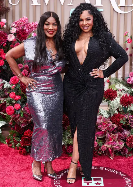Tina Douglas ve kızı Ashanti, 9 Haziran 2025 'te Los Angeles, Kaliforniya' da Peacock Tiyatrosu 'nda düzenlenen BET Ödülleri' ne (25..     