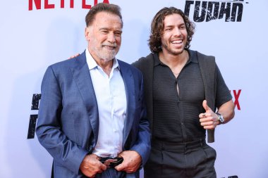 Avusturyalı ve Amerikalı aktör, eski Kaliforniya Valisi, iş adamı, eski politikacı ve eski profesyonel vücut geliştirici Arnold Schwarzenegger ve oğlu / Amerikan aktör ve fitness modeli Joseph Baena Netflix 'in Los Angeles Premiere' ine geldi.