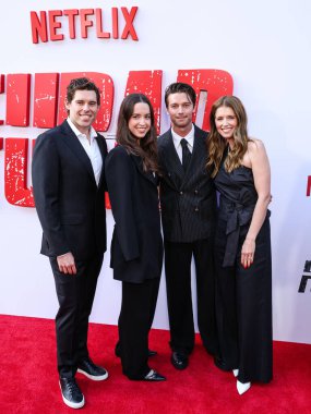 Christopher Schwarzenegger, Christina Schwarzenegger, Amerikalı aktör ve model Patrick Schwarzenegger ve Amerikalı yazar, girişimci ve hayvan hakları savunucusu Katherine Schwarzenegger Los Angeles 'a vardılar. 