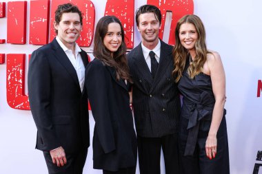 Christopher Schwarzenegger, Christina Schwarzenegger, Amerikalı aktör ve model Patrick Schwarzenegger ve Amerikalı yazar, girişimci ve hayvan hakları savunucusu Katherine Schwarzenegger Los Angeles 'a vardılar. 