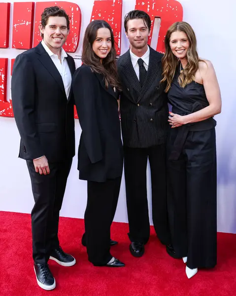 Christopher Schwarzenegger, Christina Schwarzenegger, Amerikalı aktör ve model Patrick Schwarzenegger ve Amerikalı yazar, girişimci ve hayvan hakları savunucusu Katherine Schwarzenegger Los Angeles 'a vardılar. 