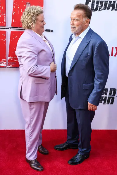 Amerikalı yazar, komedyen ve aktris Fortune Feimster ve Avusturyalı ve Amerikalı aktör, eski Kaliforniya Valisi, iş adamı, eski politikacı ve eski profesyonel vücut geliştirici Arnold Schwarzenegger Los Angeles 'a geldi. 