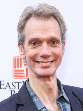 Amerikalı aktör, pandomimci ve akrobat Doug Jones, 14 Haziran 2025 'te ABD' nin Los Angeles, Kaliforniya, Studio City 'de düzenlenen 13. Geleneksel Ed Asner ve Arkadaşları Poker Turnuvası Ünlüler Gecesi' ne geldiler.