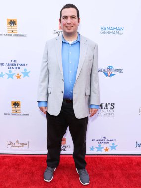 David Isaacman 14 Haziran 2025 'te CBS Radford Stüdyo Merkezi' nde düzenlenen 13. Geleneksel Ed Asner ve Arkadaşları Poker Turnuvası 'na geliyor.. 