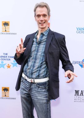 Amerikalı aktör, pandomimci ve akrobat Doug Jones, 14 Haziran 2025 'te ABD' nin Los Angeles, Kaliforniya, Studio City 'de düzenlenen 13. Geleneksel Ed Asner ve Arkadaşları Poker Turnuvası Ünlüler Gecesi' ne geldiler..