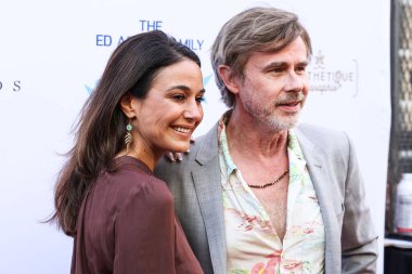 Kanadalı aktris Emmanuelle Chriqui ve erkek arkadaşı / Amerikalı aktör Sam Trammell, 14 Haziran 2025 'te CBS Radford Studio Center' da düzenlenen 13. Yıllık Ed Asner ve Arkadaşları Poker Turnuvası 'na geldiler.