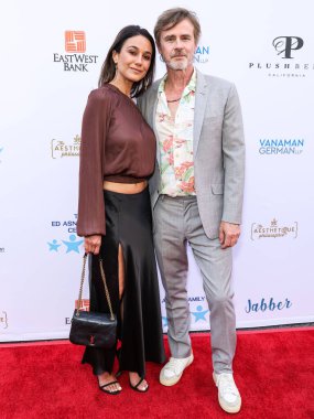 Kanadalı aktris Emmanuelle Chriqui ve erkek arkadaşı / Amerikalı aktör Sam Trammell, 14 Haziran 2025 'te CBS Radford Studio Center' da düzenlenen 13. Yıllık Ed Asner ve Arkadaşları Poker Turnuvası 'na geldiler.