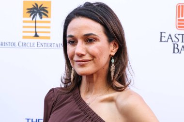 Kanadalı aktris Emmanuelle Chriqui, 14 Haziran 2025 'te CBS Radford Studio Center' da düzenlenen 13. Geleneksel Ed Asner ve Arkadaşları Poker Turnuvası 'na katıldı.. 