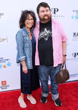 Amerikalı aktris Mindy Sterling ve oğlu Max Gadson, 14 Haziran 2025 'te CBS Radford Stüdyo Merkezi' nde düzenlenen 13. Geleneksel Ed Asner ve Arkadaşları Poker Turnuvası 'na geldiler.. 