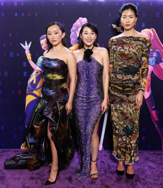 Amerikalı aktris Ji-young Yoo (SunHee Seo), Amerikalı aktris, şarkıcı ve model Arden Cho ve Amerikalı model, oyuncu ve sanatçı May Hong Netflix 'in Netflix Tudum Tiyatrosu' nda düzenlenen 'Kpop Demon Hunters' ın Los Angeles Özel Gösterimi 'ne geldiler.