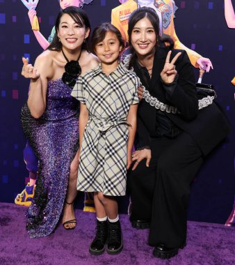 Amerikalı aktris, şarkıcı ve model Arden Cho, Rumi Oak Sechrist ve Güney Koreli şarkıcı EJAE (Kim Eun Jae), Netflix 'in 16 Haziran 2025' te Hollywood 'daki Netflix Tudum Tiyatrosu' nda düzenlenen 'KPop Demon Hunters' ın Los Angeles özel gösterimine geldiler.