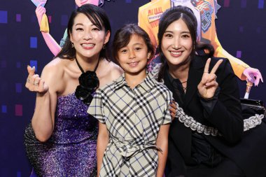 Amerikalı aktris, şarkıcı ve model Arden Cho, Rumi Oak Sechrist ve Güney Koreli şarkıcı EJAE (Kim Eun Jae), Netflix 'in 16 Haziran 2025' te Hollywood 'daki Netflix Tudum Tiyatrosu' nda düzenlenen 'KPop Demon Hunters' ın Los Angeles özel gösterimine geldiler.