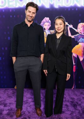 Amerikalı illüstratör, prodüksiyon tasarımcısı ve yönetmen Chris Appelhans ve Sony Pictures Animasyon Direktörü Maggie Kang Netflix 'in Netflix Tudum Tiyatrosu' nda düzenlenen 'Kpop Demon Hunters' ın Los Angeles Özel Gösterimi 'ne geldiler.   