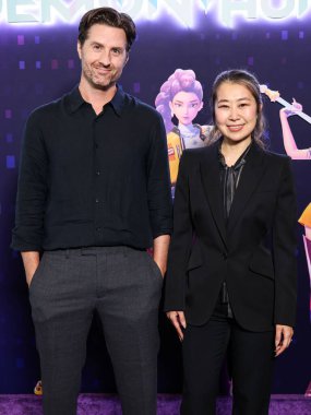 Amerikalı illüstratör, prodüksiyon tasarımcısı ve yönetmen Chris Appelhans ve Sony Pictures Animasyon Direktörü Maggie Kang Netflix 'in Netflix Tudum Tiyatrosu' nda düzenlenen 'Kpop Demon Hunters' ın Los Angeles Özel Gösterimi 'ne geldiler.   
