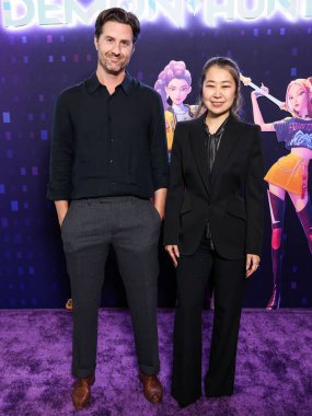 Amerikalı illüstratör, prodüksiyon tasarımcısı ve yönetmen Chris Appelhans ve Sony Pictures Animasyon Direktörü Maggie Kang Netflix 'in Netflix Tudum Tiyatrosu' nda düzenlenen 'Kpop Demon Hunters' ın Los Angeles Özel Gösterimi 'ne geldiler.   
