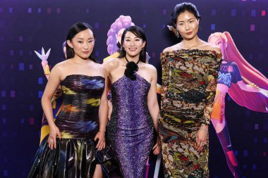 Amerikalı aktris Ji-young Yoo (SunHee Seo), Amerikalı aktris, şarkıcı ve model Arden Cho ve Amerikalı model, oyuncu ve sanatçı May Hong Netflix 'in Netflix Tudum Tiyatrosu' nda düzenlenen 'Kpop Demon Hunters' ın Los Angeles Özel Gösterimi 'ne geldiler.