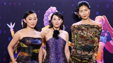 Amerikalı aktris Ji-young Yoo (SunHee Seo), Amerikalı aktris, şarkıcı ve model Arden Cho ve Amerikalı model, oyuncu ve sanatçı May Hong Netflix 'in Netflix Tudum Tiyatrosu' nda düzenlenen 'Kpop Demon Hunters' ın Los Angeles Özel Gösterimi 'ne geldiler.