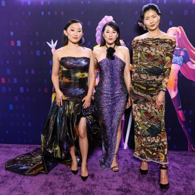 Amerikalı aktris Ji-young Yoo (SunHee Seo), Amerikalı aktris, şarkıcı ve model Arden Cho ve Amerikalı model, oyuncu ve sanatçı May Hong Netflix 'in Netflix Tudum Tiyatrosu' nda düzenlenen 'Kpop Demon Hunters' ın Los Angeles Özel Gösterimi 'ne geldiler.