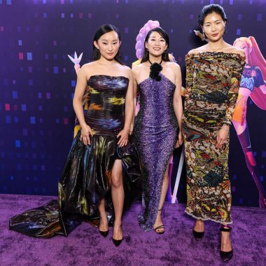 Amerikalı aktris Ji-young Yoo (SunHee Seo), Amerikalı aktris, şarkıcı ve model Arden Cho ve Amerikalı model, oyuncu ve sanatçı May Hong Netflix 'in Netflix Tudum Tiyatrosu' nda düzenlenen 'Kpop Demon Hunters' ın Los Angeles Özel Gösterimi 'ne geldiler.