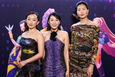 Amerikalı aktris Ji-young Yoo (SunHee Seo), Amerikalı aktris, şarkıcı ve model Arden Cho ve Amerikalı model, oyuncu ve sanatçı May Hong Netflix 'in Netflix Tudum Tiyatrosu' nda düzenlenen 'Kpop Demon Hunters' ın Los Angeles Özel Gösterimi 'ne geldiler.