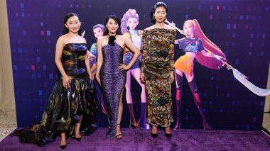 Amerikalı aktris Ji-young Yoo (SunHee Seo), Amerikalı aktris, şarkıcı ve model Arden Cho ve Amerikalı model, oyuncu ve sanatçı May Hong Netflix 'in Netflix Tudum Tiyatrosu' nda düzenlenen 'Kpop Demon Hunters' ın Los Angeles Özel Gösterimi 'ne geldiler.