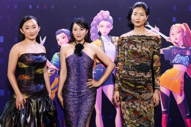 Amerikalı aktris Ji-young Yoo (SunHee Seo), Amerikalı aktris, şarkıcı ve model Arden Cho ve Amerikalı model, oyuncu ve sanatçı May Hong Netflix 'in Netflix Tudum Tiyatrosu' nda düzenlenen 'Kpop Demon Hunters' ın Los Angeles Özel Gösterimi 'ne geldiler.