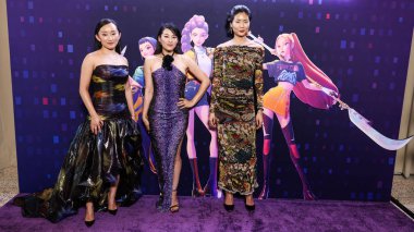 Amerikalı aktris Ji-young Yoo (SunHee Seo), Amerikalı aktris, şarkıcı ve model Arden Cho ve Amerikalı model, oyuncu ve sanatçı May Hong Netflix 'in Netflix Tudum Tiyatrosu' nda düzenlenen 'Kpop Demon Hunters' ın Los Angeles Özel Gösterimi 'ne geldiler.