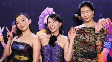 Amerikalı aktris Ji-young Yoo (SunHee Seo), Amerikalı aktris, şarkıcı ve model Arden Cho ve Amerikalı model, oyuncu ve sanatçı May Hong Netflix 'in Netflix Tudum Tiyatrosu' nda düzenlenen 'Kpop Demon Hunters' ın Los Angeles Özel Gösterimi 'ne geldiler.