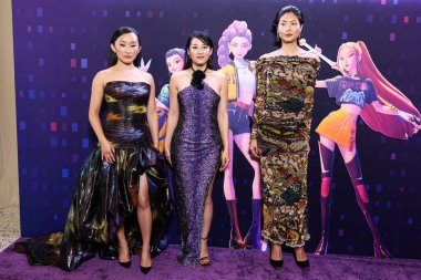 Amerikalı aktris Ji-young Yoo (SunHee Seo), Amerikalı aktris, şarkıcı ve model Arden Cho ve Amerikalı model, oyuncu ve sanatçı May Hong Netflix 'in Netflix Tudum Tiyatrosu' nda düzenlenen 'Kpop Demon Hunters' ın Los Angeles Özel Gösterimi 'ne geldiler.