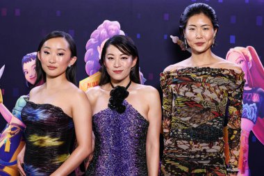 Amerikalı aktris Ji-young Yoo (SunHee Seo), Amerikalı aktris, şarkıcı ve model Arden Cho ve Amerikalı model, oyuncu ve sanatçı May Hong Netflix 'in Netflix Tudum Tiyatrosu' nda düzenlenen 'Kpop Demon Hunters' ın Los Angeles Özel Gösterimi 'ne geldiler.