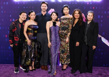 Amerikalı aktör Ken Jeong (Kendrick Kang-Joh Jeong), Amerikalı aktris Ji-young Yoo (SunHee Seo), film yönetmeni Chris Appelhans Netflix 'in 16 Haziran 2025 tarihinde Netflix Tudum Tiyatrosu' nda düzenlenen 'Kpop Demon Hunters' ın Los Angeles özel gösterimine geldiler.