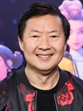 Amerikalı aktör, komedyen ve lisanslı doktor Ken Jeong (Kendrick Kang-Joh Jeong) Netflix 'in 16 Haziran 2025' te Hollywood, Los Angeles 'ta düzenlenen Netflix' in 'KPop Şeytan Avcıları' adlı özel gösterimine geldi.         