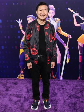 Amerikalı aktör, komedyen ve lisanslı doktor Ken Jeong (Kendrick Kang-Joh Jeong) Netflix 'in 16 Haziran 2025' te Hollywood, Los Angeles 'ta düzenlenen Netflix' in 'KPop Şeytan Avcıları' adlı özel gösterimine geldi.         