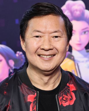 Amerikalı aktör, komedyen ve lisanslı doktor Ken Jeong (Kendrick Kang-Joh Jeong) Netflix 'in 16 Haziran 2025' te Hollywood, Los Angeles 'ta düzenlenen Netflix' in 'KPop Şeytan Avcıları' adlı özel gösterimine geldi.         