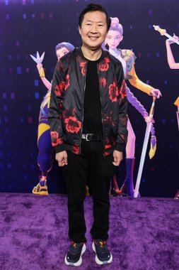 Amerikalı aktör, komedyen ve lisanslı doktor Ken Jeong (Kendrick Kang-Joh Jeong) Netflix 'in 16 Haziran 2025' te Hollywood, Los Angeles 'ta düzenlenen Netflix' in 'KPop Şeytan Avcıları' adlı özel gösterimine geldi.         