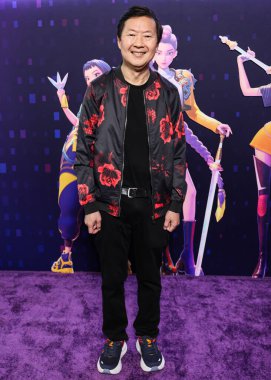 Amerikalı aktör, komedyen ve lisanslı doktor Ken Jeong (Kendrick Kang-Joh Jeong) Netflix 'in 16 Haziran 2025' te Hollywood, Los Angeles 'ta düzenlenen Netflix' in 'KPop Şeytan Avcıları' adlı özel gösterimine geldi.         