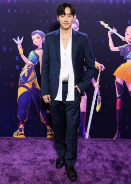 Güney Koreli-Amerikalı şarkıcı-söz yazarı ve televizyon sunucusu Kevin Woo, Netflix 'in 16 Haziran 2025' te Hollywood, Los Angeles, Kaliforniya 'da düzenlenen Netflix' in 'KPop Şeytan Avcıları' adlı özel gösterimine geldi.        