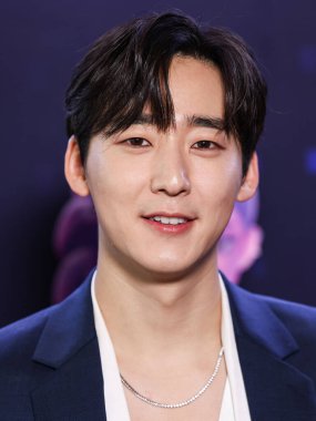 Güney Koreli-Amerikalı şarkıcı-söz yazarı ve televizyon sunucusu Kevin Woo, Netflix 'in 16 Haziran 2025' te Hollywood, Los Angeles, Kaliforniya 'da düzenlenen Netflix' in 'KPop Şeytan Avcıları' adlı özel gösterimine geldi.        