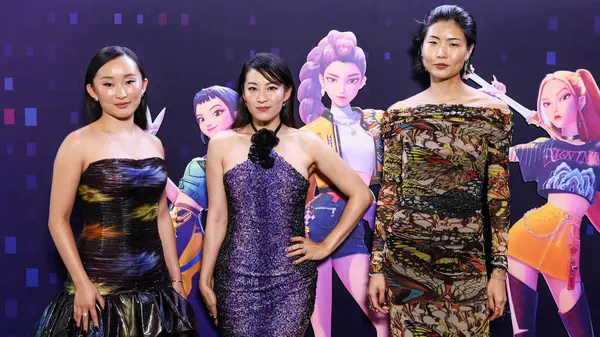 Amerikalı aktris Ji-young Yoo (SunHee Seo), Amerikalı aktris, şarkıcı ve model Arden Cho ve Amerikalı model, oyuncu ve sanatçı May Hong Netflix 'in Netflix Tudum Tiyatrosu' nda düzenlenen 'Kpop Demon Hunters' ın Los Angeles Özel Gösterimi 'ne geldiler.