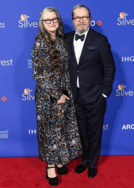 'Ben şaşkına döndüm': Sir Gary Oldman, Kral III. Charles 'ın Şövalyeliği Hakkında Açılıyor. PALM SPRINGS, RIVERSIDE COUNTY, CALIFORNIA, ABD - 3 Ocak: Gisele Schmidt ve kocası / İngiliz aktör, yönetmen ve müzisyen Gary Oldman